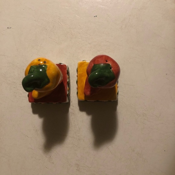 Pepper shaped salt and pepper shakers - Picture 2 of 4